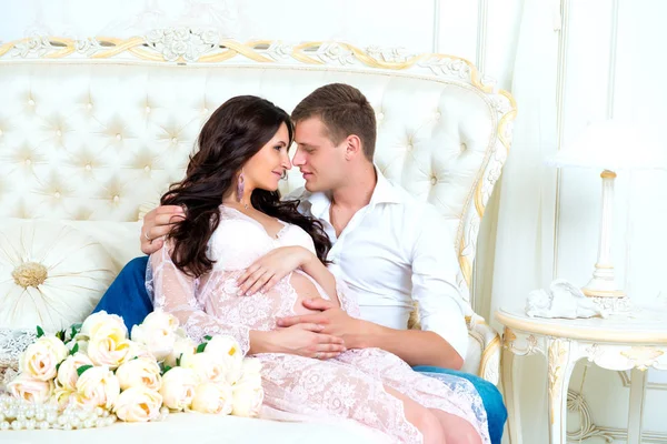 Glückliches Paar: Mann und schwangere Frau warten auf Baby — Stockfoto