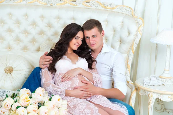 Pareja feliz: marido y mujer embarazada esperando al bebé —  Fotos de Stock