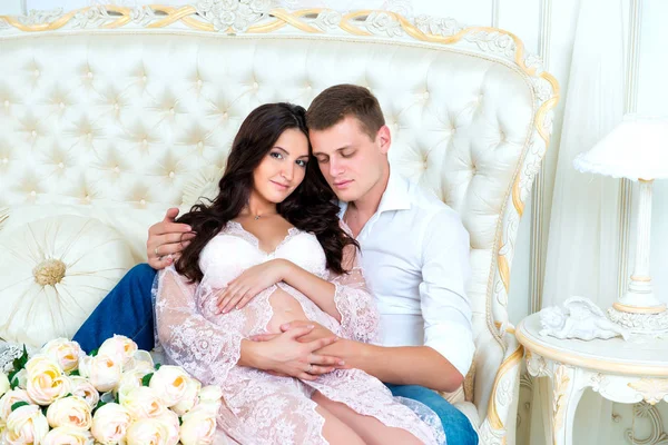 Glückliches Paar: Mann und schwangere Frau warten auf Baby — Stockfoto