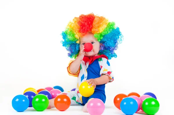 Детский клоун с красным носом разноцветный парик в с яйцами — стоковое фото