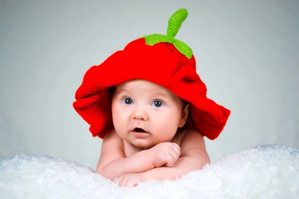 Vacker flicka i en Stickad mössa jordgubbe — Stockfoto