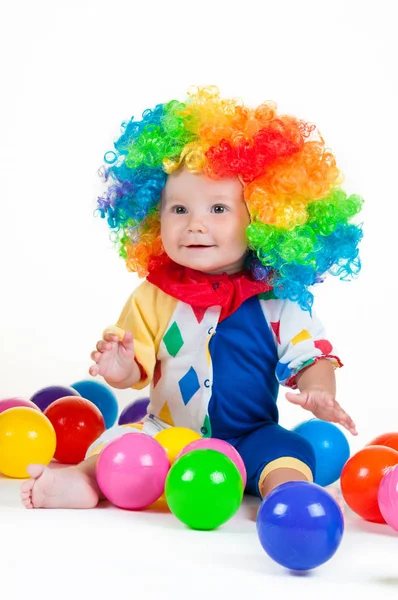 Детский клоун с красным носом разноцветный парик в с яйцами — стоковое фото