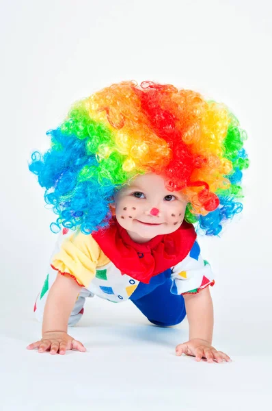 Enfant clown avec un nez rouge perruque multicolore avec des boules — Photo