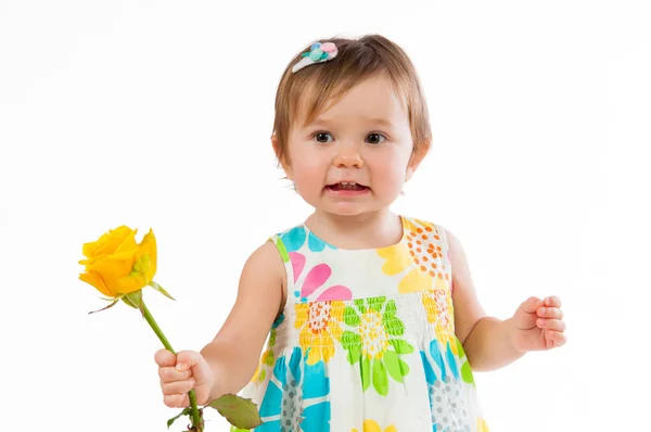 Niña linda con hermosa rosa amarilla, regalo romántico —  Fotos de Stock