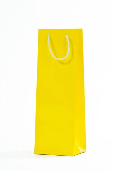 Bolso de papel amarillo, aislado sobre fondo blanco . — Foto de Stock