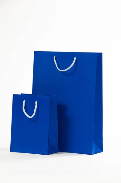 Два голубых бумажных пакета на белом фоне . — стоковое фото