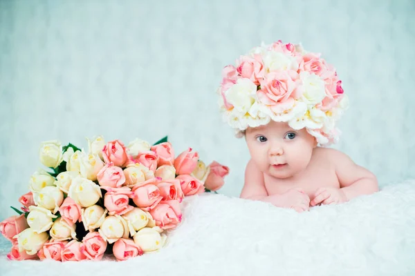 Новорожденная девочка в шляпе улыбается. Портрет на белом фоне — стоковое фото