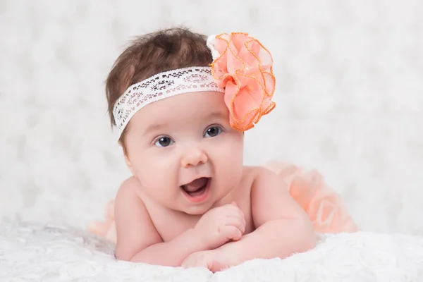 Retrato de niña recién nacida con vendaje de punto en forma de flor . —  Fotos de Stock