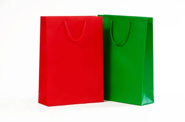 Κόκκινο και πράσινο χαρτί τσάντα σε λευκό φόντο — Φωτογραφία Αρχείου