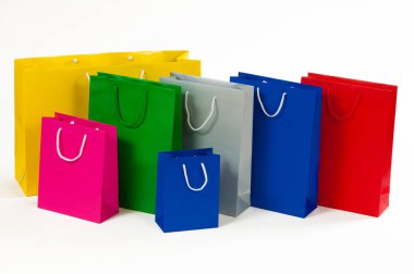 Çok renkli kağıt alışveriş beyaz izole çantası