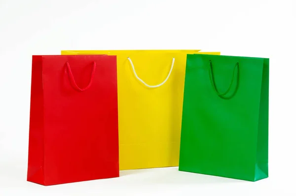 Разноцветная бумажная сумка, изолированная на белом — стоковое фото
