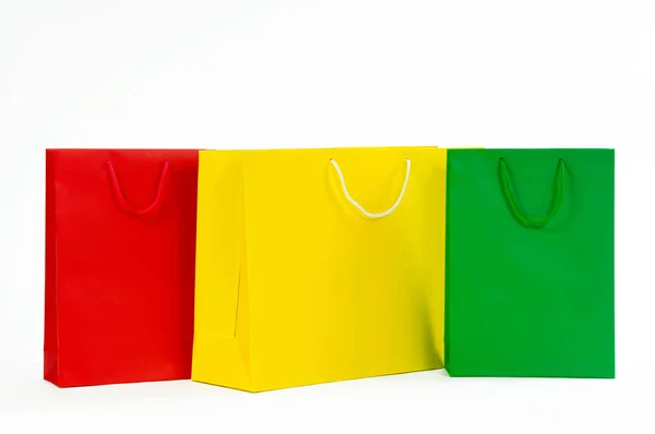 Vícebarevné papírové nákupní taškou izolovaných na bílém — Stock fotografie