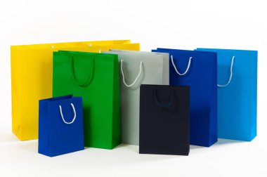 Çok renkli kağıt alışveriş beyaz izole çantası