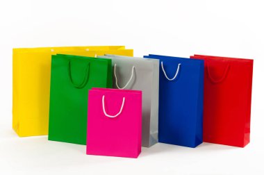 Çok renkli kağıt alışveriş beyaz izole çantası