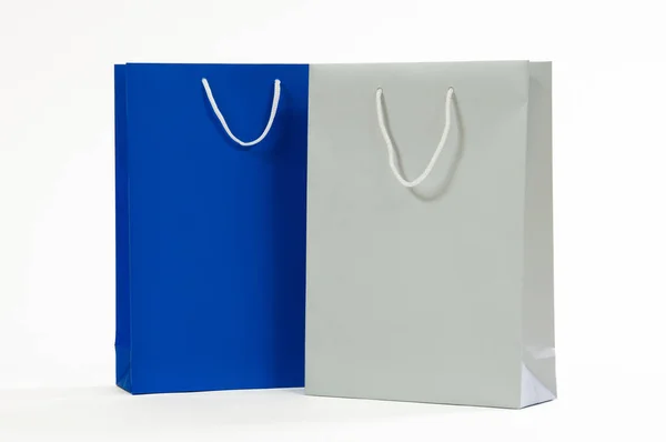 Серебряный и синий бумажный пакет на белом фоне — стоковое фото