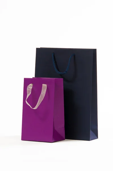 Темно-синий и фиолетовый бумажный пакет на белом фоне — стоковое фото