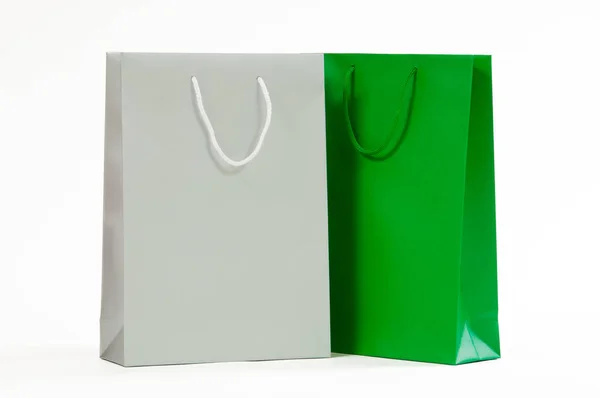 Saco de papel prata e verde sobre um fundo branco — Fotografia de Stock