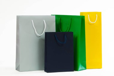 Çok renkli kağıt alışveriş beyaz izole çantası
