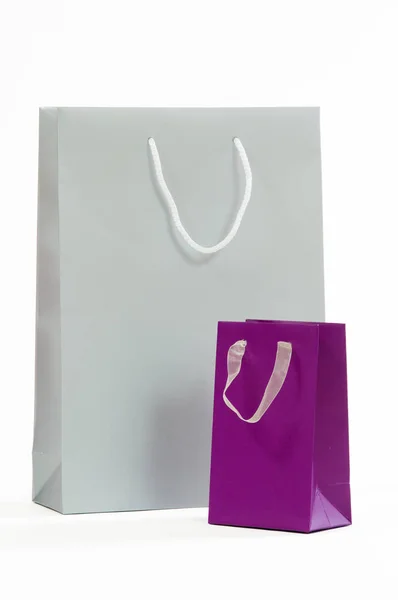 Bolso de papel plateado y púrpura sobre fondo blanco —  Fotos de Stock