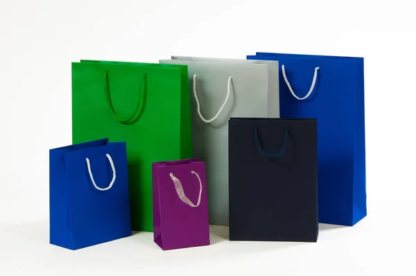 Bolsa de compras de papel multicolor aislada en blanco —  Fotos de Stock