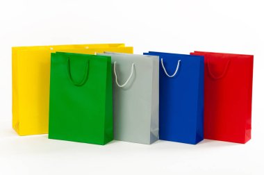 Çok renkli kağıt alışveriş beyaz izole çantası