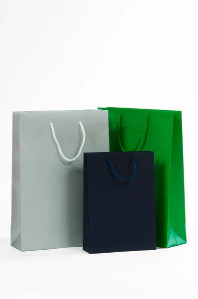 Saco de compras de papel multicolorido isolado em branco — Fotografia de Stock