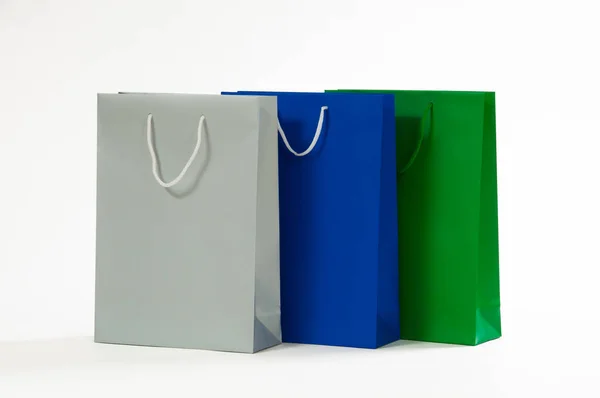 Saco de compras de papel multicolorido isolado em branco — Fotografia de Stock