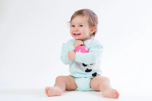 Портрет улыбающегося ребенка на белом фоне — стоковое фото