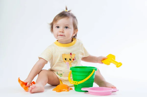 Bebê bonito com balde e pá isolado no fundo branco — Fotografia de Stock