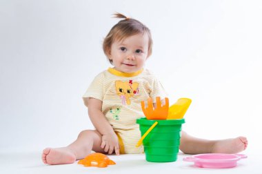 Kova ve beyaz arka plan üzerinde izole spade ile şirin bebek