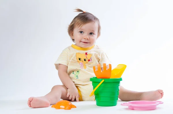 Roztomilé dítě s kbelík a rýč izolovaných na bílém pozadí — Stock fotografie