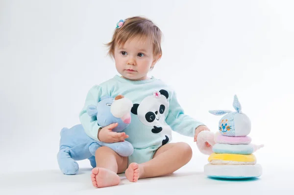 Porträtt av leende barn med en leksak Björn, isolerad på en vit bakgrund — Stockfoto