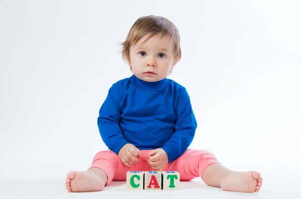 Bambino che gioca con dadi isolati su sfondo bianco — Foto Stock