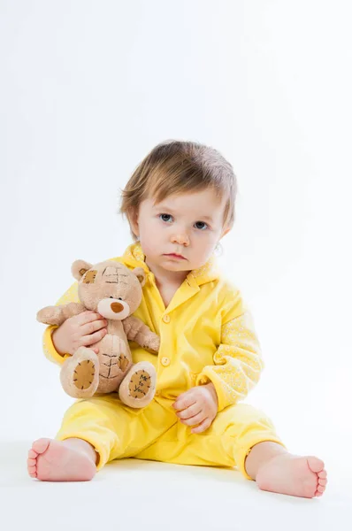 흰색 배경에 고립 된 장난감 곰, 함께 웃는 어린이의 초상 — 스톡 사진