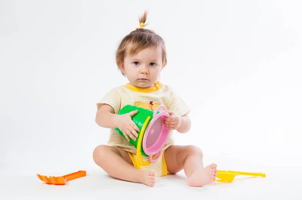 Schattige baby met emmer en schop geïsoleerd op witte achtergrond — Stockfoto