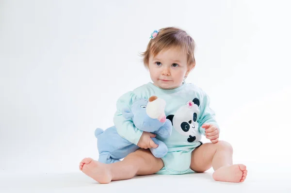 Портрет улыбающегося ребенка с игрушечным медведем, изолированным на белом фоне — стоковое фото