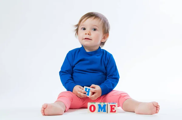 Bambino che gioca con dadi isolati su sfondo bianco — Foto Stock