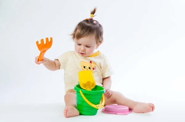 Schattige baby met emmer en schop geïsoleerd op witte achtergrond — Stockfoto