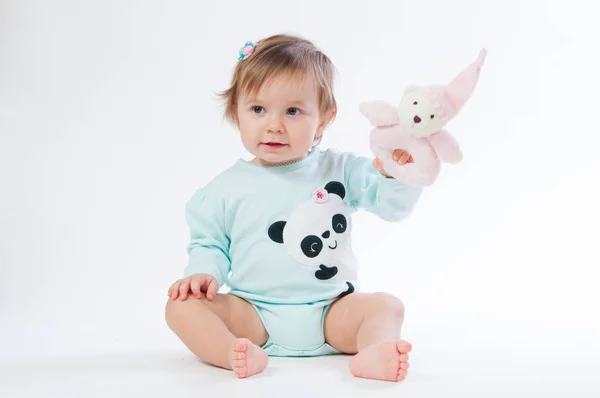 Портрет усміхненої дитини з іграшковим ведмедем, ізольований на білому тлі — стокове фото