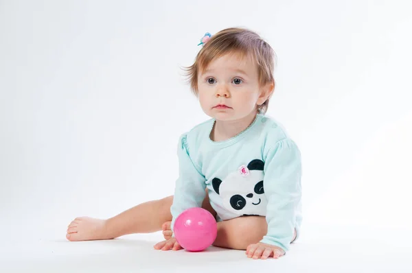 Portrét usměvavého dítěte s hračka míč, izolované na bílém pozadí — Stock fotografie
