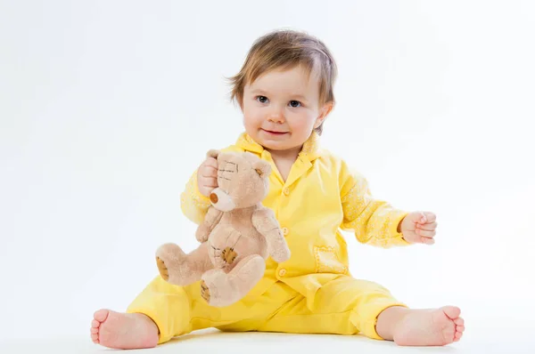 Портрет улыбающегося ребенка с игрушечным медведем, изолированным на белом фоне — стоковое фото