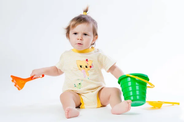 Schattige baby met emmer en schop geïsoleerd op witte achtergrond — Stockfoto