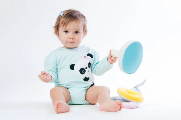 Portret van lachende baby geïsoleerd op witte achtergrond — Stockfoto