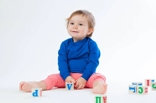 Criança brincando com dados isolados no fundo branco — Fotografia de Stock