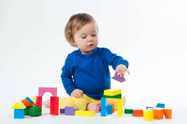 Bambino che gioca con dadi isolati su sfondo bianco — Foto Stock