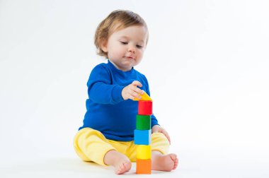 Beyaz arka plan üzerinde izole dices ile oynayan küçük çocuk