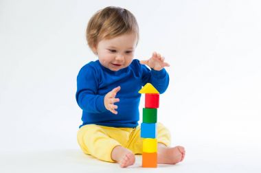 Beyaz arka plan üzerinde izole dices ile oynayan küçük çocuk