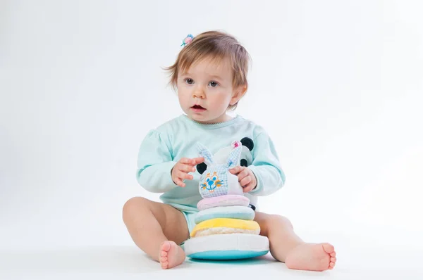 Porträtt av leende baby isolerade på vit bakgrund — Stockfoto