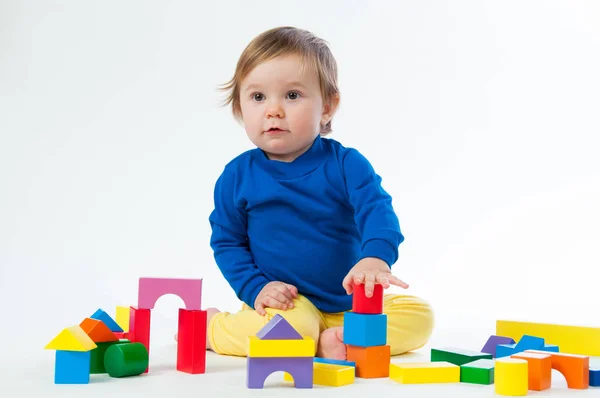 Bambino che gioca con dadi isolati su sfondo bianco — Foto Stock