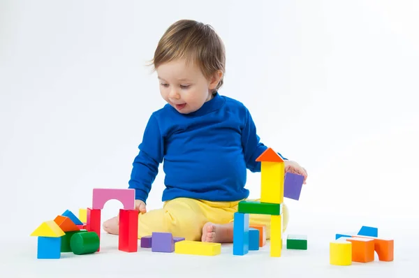 Niño jugando con dados aislados sobre fondo blanco — Foto de Stock
